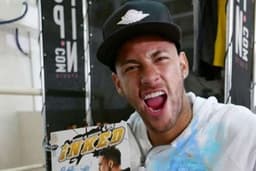 Neymar ao lado de uma de suas histórias em quadrinhos