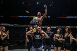 Adriano Moraes reconquistou o cinturão dos moscas do One Championship (Foto: Divulgação/ONE)