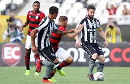 Botafogo comemorando o gol diante do Flamengo no primeiro tempo. No segundo, sofreu a virada. Veja a galeria L!