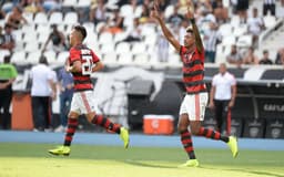 A força do elenco foi fundamental para o Flamengo vencer o Botafogo neste sábado. No Nilton Santos, o Rubro-Negro saiu atrás do marcador, mas ao mandar a campo Bruno Henrique, no segundo tempo, Abel Braga viu o seu time ser mais agressivo e transformar as chances criadas em gol: 2 a 1. A estreia do atacante não poderia ser melhor: dois gols. Veja as notas do LANCE! (Por Alexandre Araújo - alexandrearaujo@lancenet.com.br)<br>