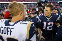 Os quarterbacks Tom Brady e Jared Goff se encontram.