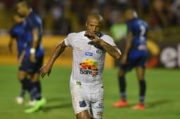 O Santos aplicou goleada de 7 a 1 no Altos -PI, na noite desta quarta, e classificou-se à segunda fase da Copa do Brasil. O principal personagem do triunfo foi Carlos Sánchez. O uruguaio falhou no gol do adversário, mas recuperou-se com dois gols, um deles lindo, por cobertura. veja as notas (por Fernanda Teixeira)