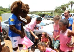 Raposão foi a Brumadinho levar doações de brinquedos e materiais esportivos para as crianças