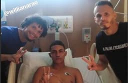 Jogadores do Flamengo visitam feridos no hospital.