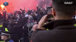 Torcida do PSG faz festa nas ruas de Manchester