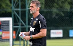 Vagner Mancini comandou o treino deste sábado, sob chuva na capital paulista