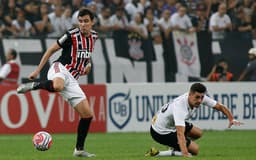 O São Paulo não jogou bem novamente e foi derrotado por 2 a 1 pelo Corinthians, jogando fora de casa, pela 7ª rodada do Campeonato Paulista na noite deste domingo. Pablo fez o gol isolado do Tricolor, mas falhou no 2º gol do Corinthians. Confira as notas do LANCE! (por Fernanda Marques)