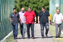 Guto Ferreira conversando com diretores do Sport