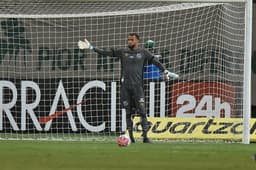 O goleiro Everson teve uma nova oportunidade no Santos e provou que não é competente apenas com os pés. O jogador fez duas defesas difíceis no segundo tempo e evitou a derrota do Peixe no clássico contra o Palmeiras (notas por Carlos Andrade)&nbsp;