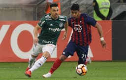 O jogador (à direita) jogou contra o Palmeiras na Libertadores de 2018