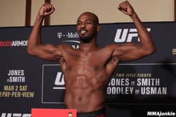 Jon Jones confirmou o peso sem susto e luta pelo título dos meio-pesados está de pé (Foto: MMA Junkie)