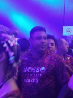 Ronaldo assiste ao desfile desta segunda-feira no Rio de Janeiro em camarote