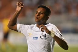 O atacante Rodrygo mostrou na noite desta quinta, no Pacaembu, o porquê de ser uma das grandes promessas do futebol brasileiro. Na goleada do Santos sobre o América-RN, pela Copa do Brasil, ele brilhou na armação e na definição (notas por João Vitor Castanheira)