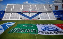 As duas bandeiras estendidas no gramado do José Amalfitani