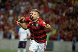 O primeiro jogo do Flamengo no Maracanã válido pela Libertadores deste ano, contra a LDU, do Equador, teve um cenário bem diferente daquele visto na última temporada, quando, punido devido aos acontecimentos na final da Sul-Americana de 2017, teve de enfrentar o River Plate, da Argentina, com portões fechados. Desta vez, com casa cheia, o que se pôde ver foi uma grande festa da torcida, com direito a mosaico na entrada do time em campo