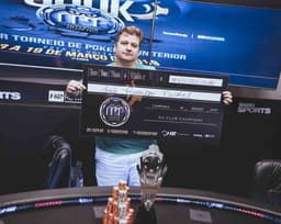 Além de um cheque polpudo, Nikita também ficou com o troféu da primeira etapa do IPF