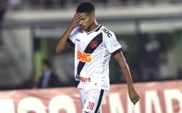 O Vasco até saiu na frente, mas acabou derrotado por 2 a 1 pelo Bangu, em São Januário. O resultado deixou o Cruz-Maltino na torcida por um revés do Volta Redonda neste domingo para avançar às semifinais da Taça Rio. Por sua vez, o Alvirrubro garantiu o seu lugar em primeiro do Grupo C. Veja as notas do LANCE! por João Vítor Castanheira (joaovitor@lancenet.com.br)