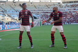 Bruno Henrique e Gabigol celebram gol contra o Fluminense