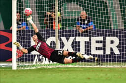 Decisivo nos pênaltis, o goleiro Tiago Volpi defendeu batidas de Ricardo Goulart e Zé Rafael, garantindo o São Paulo na decisão do Paulistão. Veja as notas do LANCE! para os jogadores do São Paulo na semi no Allianz Parque (Por João Vitor Castanheira - joaovitor@lancenet.com.br)