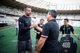 Victor recebeum uma placa comemorativa do presidente do clube, Sérgio Sette Câmara