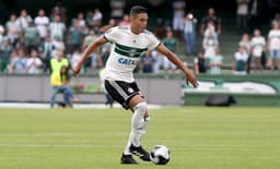 Vitor Carvalho, volante do Coritiba, projeta clássico com Athletico