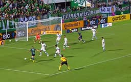 O Corinthians perdeu por 1 a 0 para a Chapecoense, na Arena Condá, pelo jogo de ida da quarta fase da Copa do Brasil. E a derrota não foi ainda maior porque o goleiro Walter, que substituiu Cássio, fez boas defesas ainda no primeiro tempo (notas por João Vitor Castanheira)&nbsp;