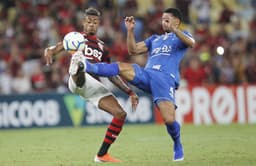 Cruzeiro largou na frente após bela jogada de Fred, que deixou Pedro Rocha na cara do gol para abrir o placar no Maracanã. Contudo, a Raposa viu o Flamengo empatar com Bruno Henrique no lance seguinte. Ao decorrer da partida, a equipe mineira não conseguiu encontrar espaços na defesa rubro-negra e, aos poucos, foi dominada pelo time de Abel. No fim, com um a menos e sem forças para reagir, só assistiu a festa de despedida de Juan. Confira as notas a&nbsp; seguir por João Vitor Castanheira (joaovitor@lancenet.com.br)