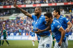 Dedé voltou a marcar pelo Cruzeiro e fez comemoração dupla, ao homenagear a esposa, que está grávida novamente