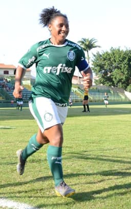 A meio-campista Carla, do Palmeiras