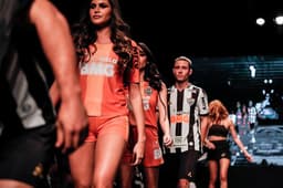 A união do Galo Brasileiro com o Galo Francês foi celebrada no desfile da nova camisa alvinegra