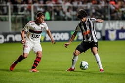 O Atlético-MG fez valer o seu mando de campo e venceu o Flamengo por 2 a 1, neste domingo, no Independência, pelo Campeonato Brasileiro. Mesmo com um a menos desde o fim do primeiro tempo, o Galo superou o rival no Horto. Luan e Chará foram os principais destaques alvinegros.&nbsp;Veja, a seguir, as notas do L!, por Tiago Marchezini (redacao-rj@lancenet.com.br).