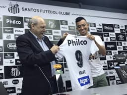 Uribe na apresentação ao Santos