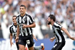 O Botafogo venceu o clássico contra o Vasco por 1 a 0 na manhã deste domingo, no estádio Nilton Santos, e manteve o rival na lanterna do Brasileirão. O autor do gol botafoguense foi o veterano atacante Diego Souza, o melhor jogador em campo. Confira as notas do Fogão do LANCE! (por&nbsp;Ricardo Tavares)