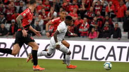 O Fluminense visitou o Athletico-PR na Arena da Baixada e acabou derrotado por 3 a 0, neste domingo, pelo Brasileirão. Com atuação apagada, ainda com um jogador a menos desde o primeiro tempo, o Tricolor foi dominado pelo adversário.&nbsp;Yony González e Allan se salvaram e receberam as melhores notas. Confira todas as avaliações. (por Carolina Lima).