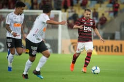 O Corinthians perdeu para o Flamengo, mas deixou o Maracanã na noite desta terça-feira com uma boa impressão. Apesar da queda na Copa do Brasil, o Timão mostrou bom rendimento, porém não conseguiu furar o bloqueio dos cariocas: 1 a 0. Os destaques foram Cássio, Ralf e Clayson. Veja as notas do LANCE! (Carlos Bandeira de Mello - carlosandrade@lancenet.com.br)