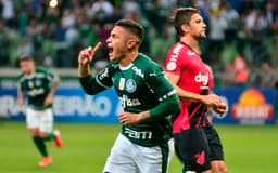 Neste sábado, o Palmeiras bateu o&nbsp;Athletico-PR por 1 a 0, no Allianz Parque, e acumulou mais três pontos como líder do Brasileirão. Ex-Athletico,&nbsp;Raphael Veiga saiu do banco e decidiu para o Palmeiras, sendo o principal nome do Alviverde no duelo. Dudu e Felipe Melo também foram bem na partida. Veja notas (Por&nbsp;Carlos Bandeira de Mello - carlosandrade@lancenet.com.br) <br>