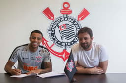 Gustavo assinou novo vínculo com o Corinthians