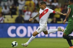 Imagens de Paolo Guerrero contra a Bolívia