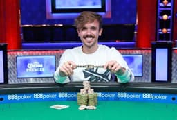 Yuri Martins mostra o objeto de desejo de todo jogador de pôquer: um bracelete da WSOP