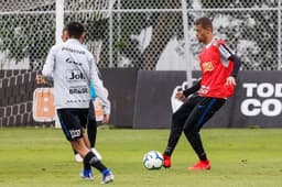 João Victor, de colete vermelho, durante treino no CT Joaquim Grava