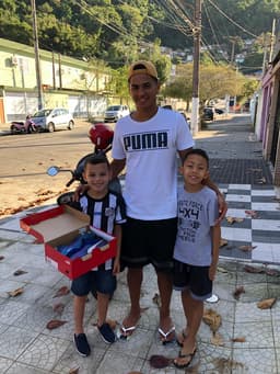 Cadu, lateral-direito do sub-17 do Santos, entregou uma chuteira à criança, que ajudou seu irmão