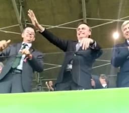 Bolsonaro teve recepção mista no Mineirão, com aplausos e vaias por parte da torcida mineira