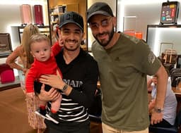 Igor Coronado, com seu filho no colo, e Karim Benzema