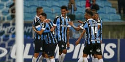 O Grêmio até levou um susto no primeiro tempo, mas conseguiu fazer o dever de casa neste sábado. O Tricolor superou o Vasco, de virada, com dois gols de Pepê e chegou à terceira vitória seguida no Brasileirão. Além do atacante, Léo Moura também teve bom rendimento, deu assistência e sobrou pelo lado direito. Veja, a seguir, as notas do L! (Por João Victor Castanheira - joaovitor@lancenet.com.br)