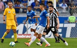 Após a goleada contra o rival Atlético-MG pela Copa do Brasil, o Cruzeiro voltou a campo neste domingo, desta vez pelo Brasileirão, mas ficou no empate sem gols com o Botafogo. Em um jogo pobre tecnicamente, a Raposa teve poucos destaques. A melhor nota foi do volante Henrique. Confira todas as avaliações do LANCE! (por Gabriel Rodrigues)