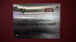 O Fluminense inaugurou recentemente a sala de imprensa do CT, na Barra da Tijuca, no Rio de Janeiro. O jornalista Paulo Julio Clement, vítima do acidente com avião da Chapecoense, em 2016, era torcedor do Tricolor das Laranjeiras e foi homenageado pelo clube. Confira a galeria do L! e relembre outros jornalistas homenageados.