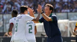 O Fluminense sofreu a virada do Vasco, na manhã deste sábado, em duelo que abriu a 11ª rodada do Brasileirão. Autor do único gol do time, o atacante Pedro recebeu a maior nota pelo lado do Tricolor. Por outro lado, a zaga não esteve em um bom dia e viu dois defensores serem expulsos. Confira as notas de cada jogador na sequência. (Por David Nascimento - davidnascimento@lancenet.com.br)