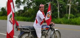 Torcedor peruano exibe as bandeiras do país em sua motocicleta, exaltando o sentimento patriótico às vésperas do Pan (Crédito: Divulgação)