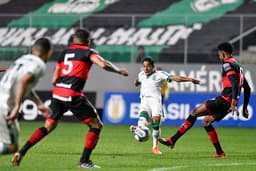 Outra noite de pouco futebol do América-MG, com direito a perda de pênalti diante do Atlético-GO