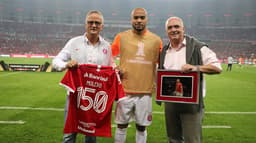 Rodrigo Moledo homenageado pelos 150 jogos com a camisa do Internacional